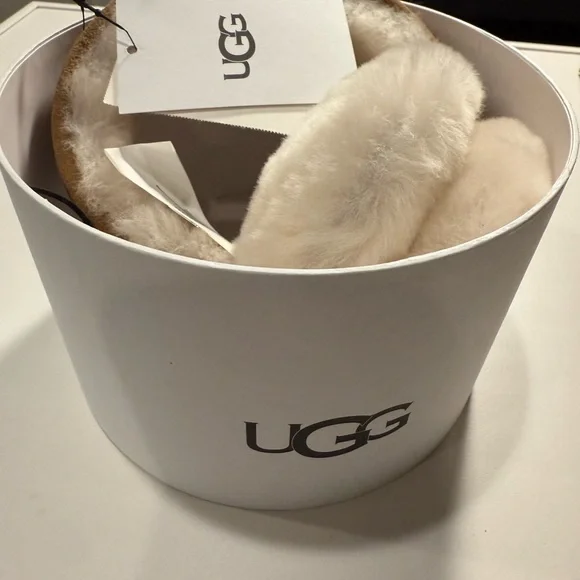 Ugg Cozy Tan and Cream Earmuffs - NWT - Picture 4 of 5
